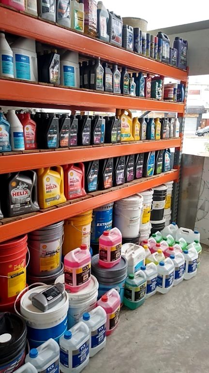 Estantería con aceites, lubricantes y refrigerantes de distintas marcas
